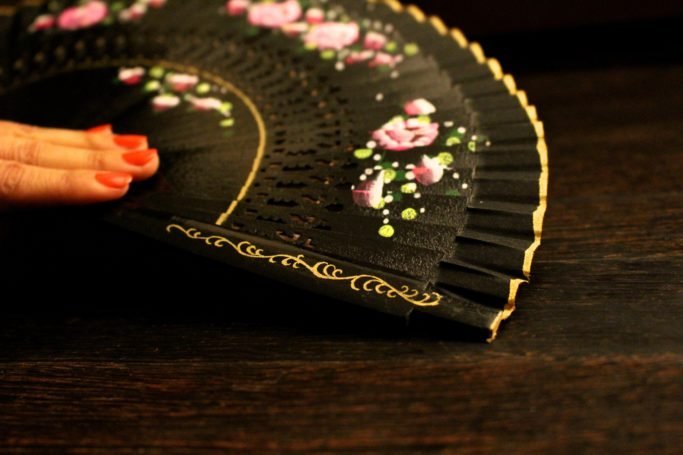 Saint Savoy Hand-Fan “GARDENIAS” Black Gold thumbnail 3