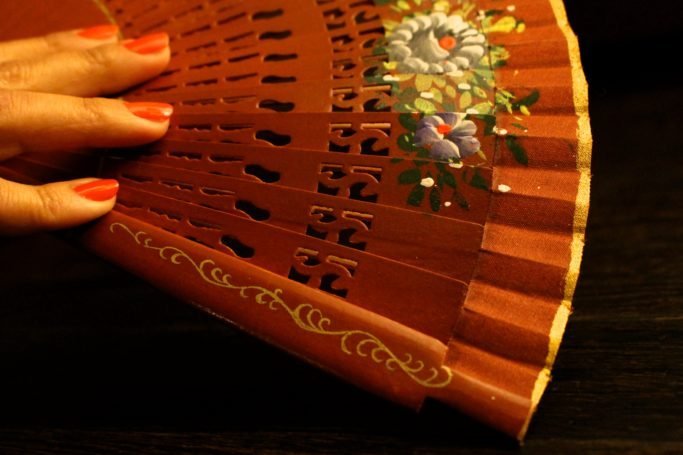 Saint Savoy Hand-Fan “GARDENIAS” Chestnut Brown thumbnail 3