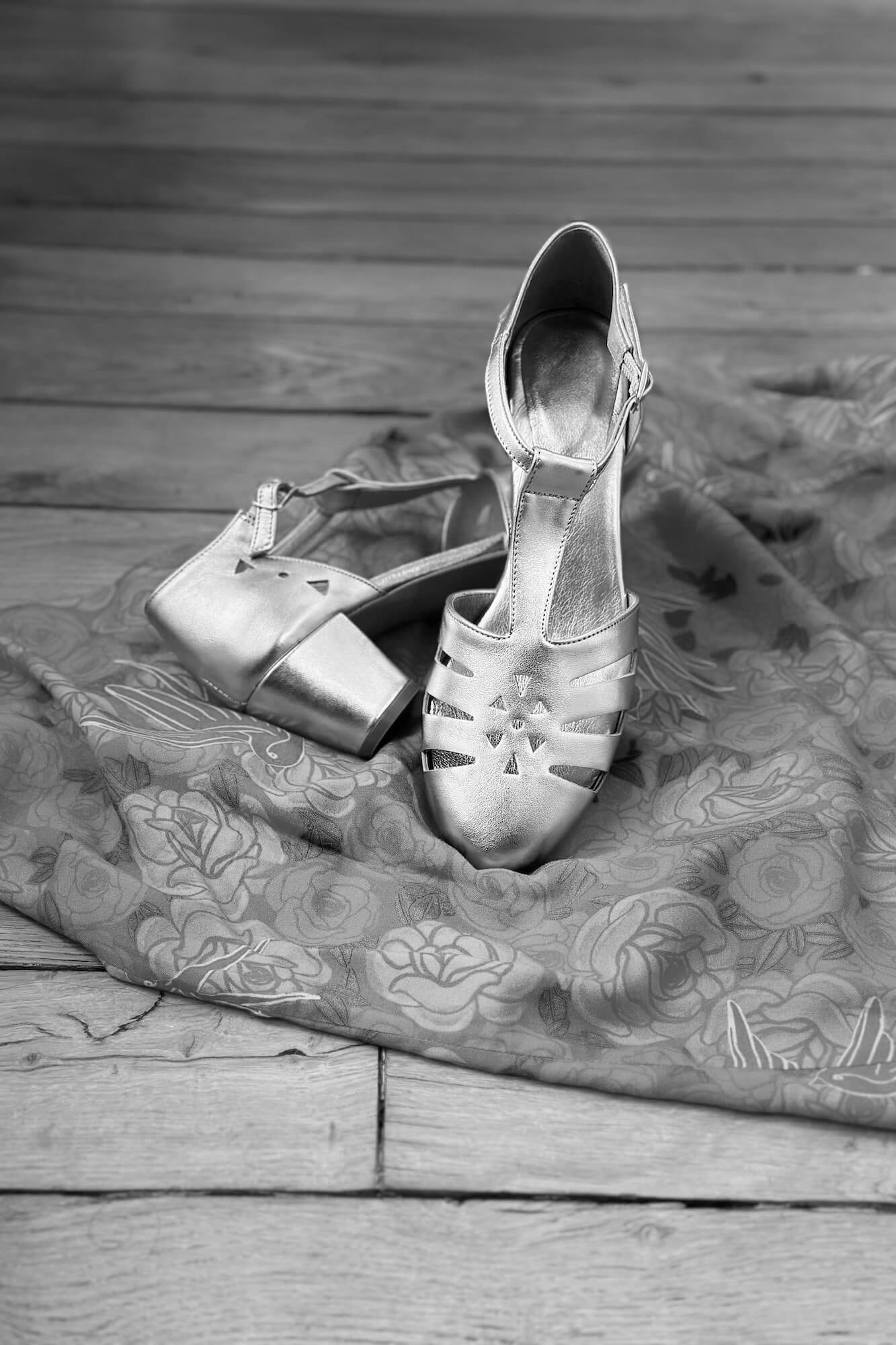 Swivells Kelly Up - Gold Sandals with Heels — 1/3