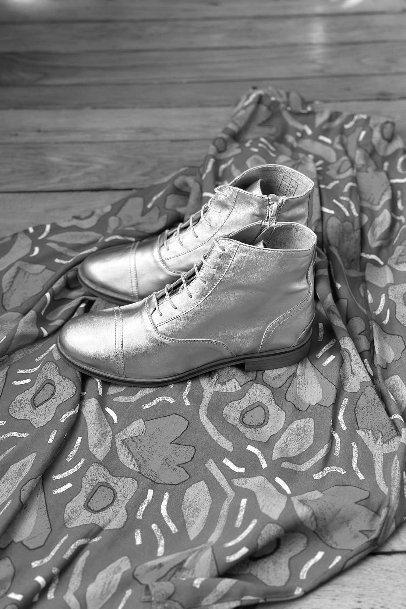 Swivells Mama Gold - Golden Leather Boots — 1/3